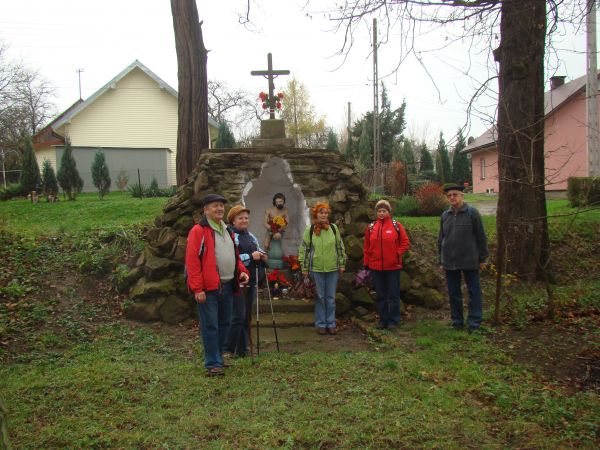 przed kapliczką - w parku pałacowym.