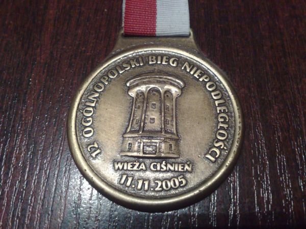 Wieża ciśnień na medalu z okazji "Biegu Niepodległości"