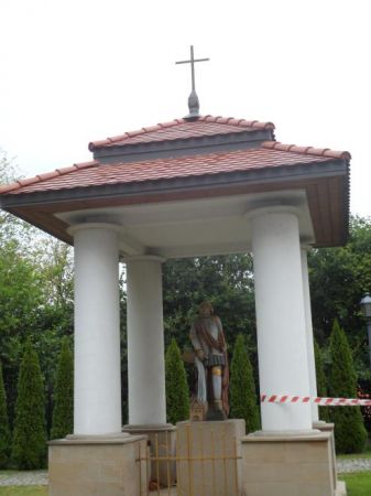 kapliczka z figurą św. Floriana - w prawej ręce trzyma cebrzyk i wodą polewa płonący dom / gasi pożar - jest patronem strażaków, przy ratuszu Rynku Galicyjskieg