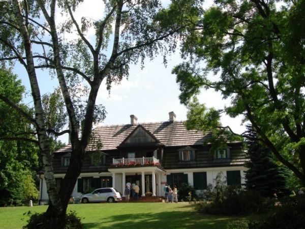 Barokowy dwór zbudowany w latach 1760 - 1770 przez Wierzbickich, przeniesiony do Janowca z miejscowości Moniaki.