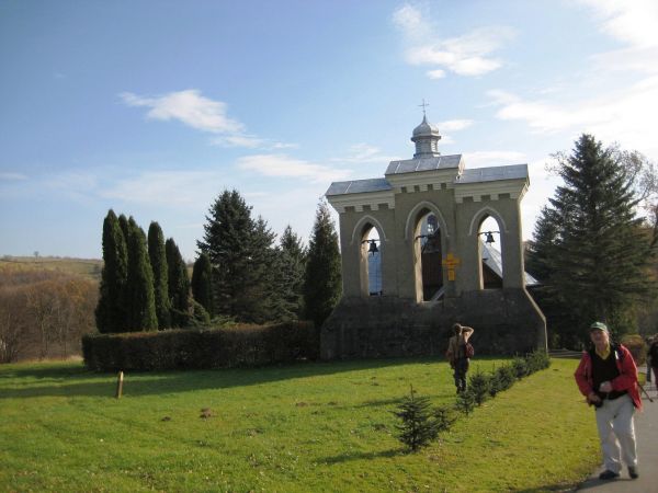 przy dzwonnicy przycerkiewnej, parawanowej, z trzema dzwonami, odremontowanej, w najbliższej przyszłości będą prowadzone prace przy świątyni.