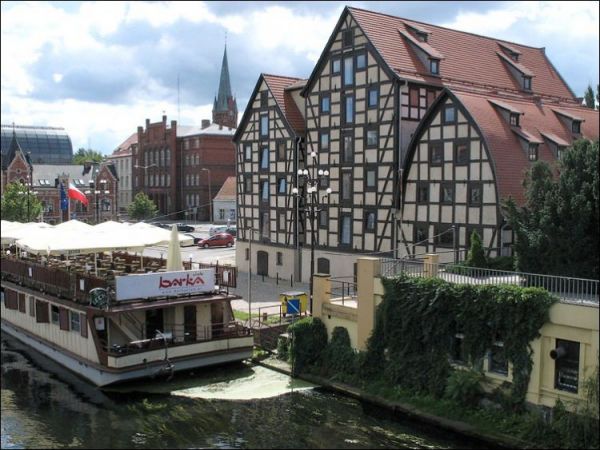 Zbożowe spichlerze konstrukcji szachulcowej na ul. Grodzkiej, zbudowane w latach 1793 - 1800).