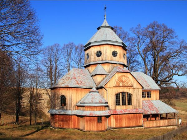 Cerkiew greckokatolicka pw. Pokrow Przeświętej Bogarodzicy w Roztoce gm. Bircza. Zbudowana w 1936 r. Po wojnie cerkiew zmieniono w kościół rzymskokatolicki pw.