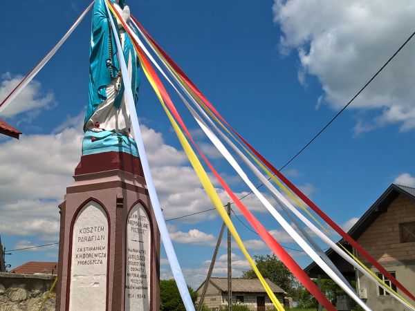 Właściwym  jest w w maryjne święto umieścić postać Matki Bożej u wrót  parafii Ostrowce  ,dawnej dla mieszkańców obecnej parafii w Brzostkowie .