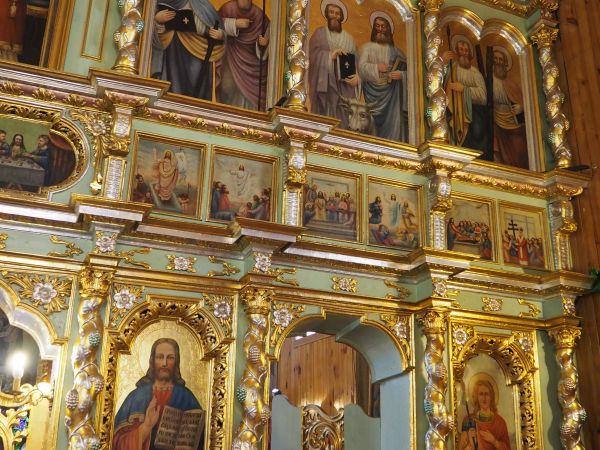 ikonostas - prawa strona, widoczne diakońskie wrota, dalej będzie cerkiewny ołtarz baldachimowy - są zdjęcia, polecam.