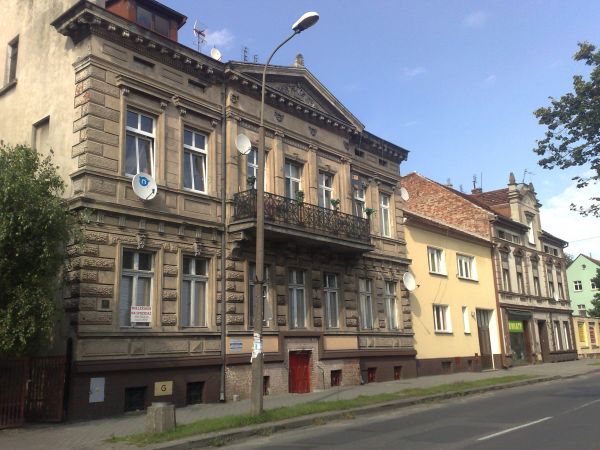 Ulica Piłsudskiego i stare kamieniczki.