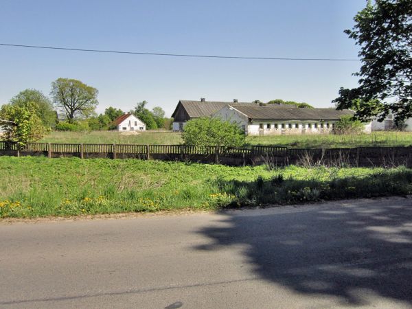 Budynki dawnego PGR-u w Pudwągach-obecnie służą jako schronisko dla zwierząt. 2012-05-08