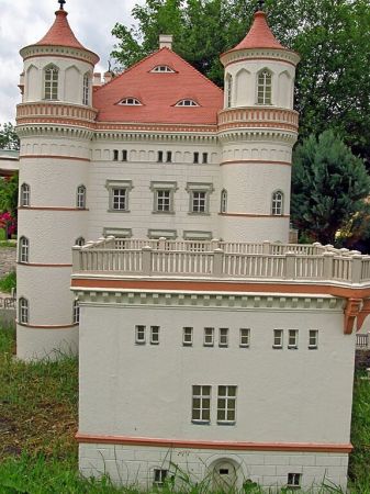 KOWARY - Park Miniatur Zabytków Dolnego Śląska - Pałac Wojanów wybudowany został w XIX w. w stylu neorenesansowym dla króla Fryderyka Wilhelma III, który podaro