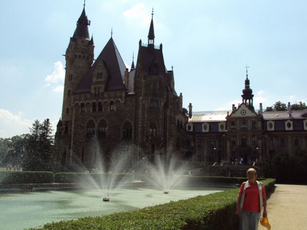 przy fontannach w ogrodach zamkowych.