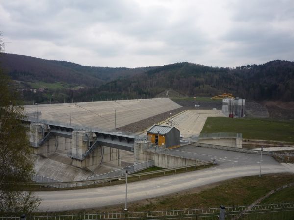 Zapora  Jeziora Mucharskiego.