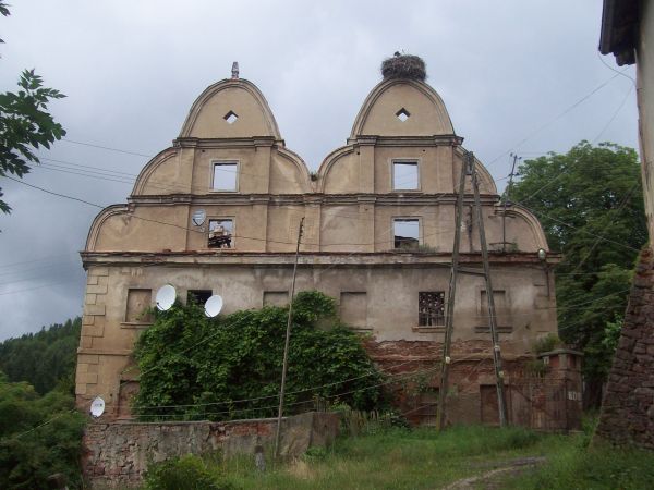 Renesansowy dwór zwany "Sarny" w Ścinawce Górnej został wzniesiony na rzecznej skarpie nad rzeczką Ścinawką w miejscu folwarku około 1590 roku.