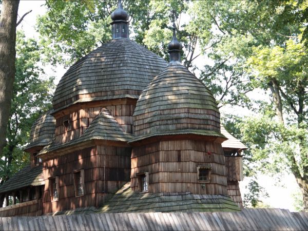 Cerkiew Narodzenia Przenajświętszej Bogurodzicy w Chotyńcu . Zbudowana w 1615 roku.