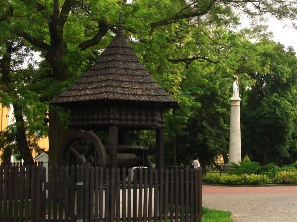 Stara  studnia i obelisk Matki Bozej z 1873 roku.