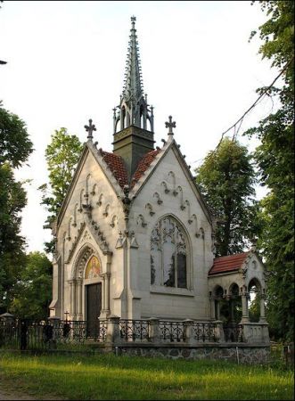 Na dawnym cmentarzu ewangelickim znajdują się grobowce rodzinne tych, którzy doprowadzili miasto do rozkwitu.  Oto grobowiec Buchholtzów, perła architektury neo