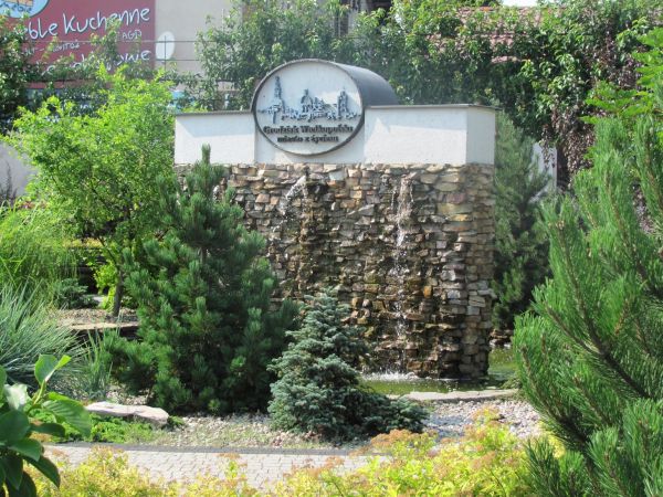 Skwer w rozwidleniu ul. Kolejowej i ul. Nowy Świat - fontanna (zw. "Ścianą płaczu")