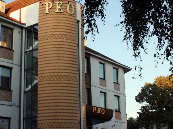 Budynek banku u zbiegu głównych lęborskich ulic.