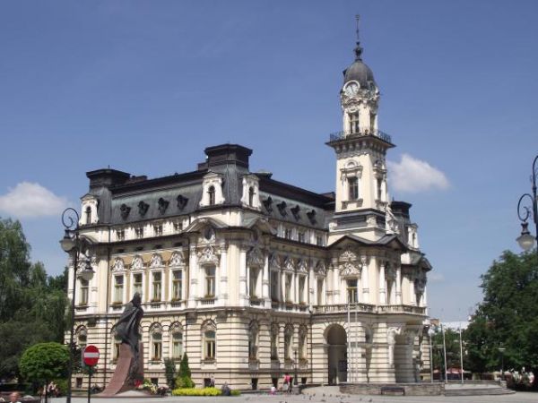 Ratusz - neobarokowy, z 1897r., z wieżą zegarową i czterema narożnymi ryzalitami oraz bogatą dekoracją fasad. Zaleca się uważny spacer po rynku w noc sylwestrow