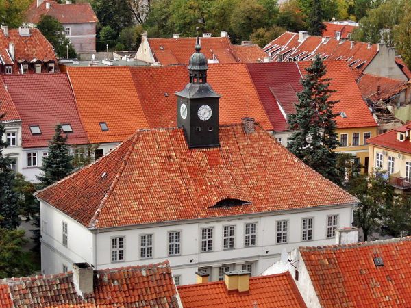 Rynek na Reszelskiej Starówce-widok z wieży zamku na klasyczny ratusz z XIX wieku.