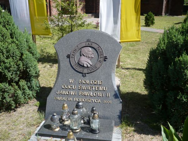 Na placu przykościelnym tablica poświęcona Janowi Pawłowi Drugiemu.