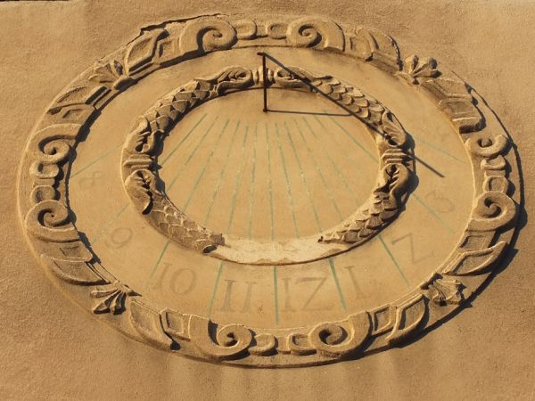 Zegar słoneczny na elewacji  z pocz. XX w.