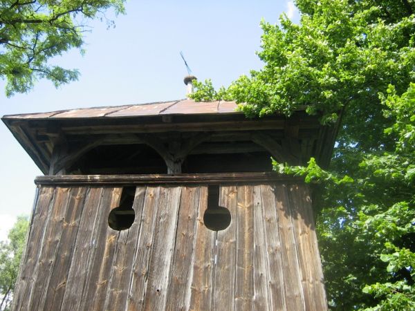 Stojąca obok XVIII-to wieczna dzwonnica.