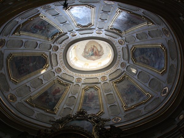 kopuła bazyliki - ośmioboczna, z latarnią, bogato zdobiona.