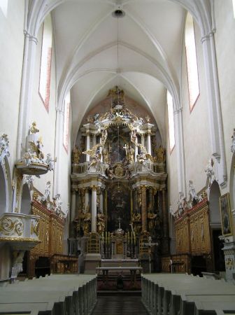 Wnętrze kościoła klasztornego  - ołtarz główny z obrazem Wniebowzięcia NMP