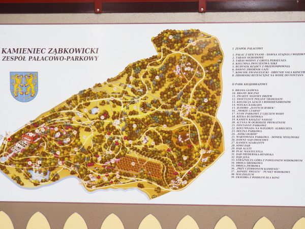 na Szlaku Marianny Orańskiej - tu plansza w temacie "Zespół pałacowo-parkowy".