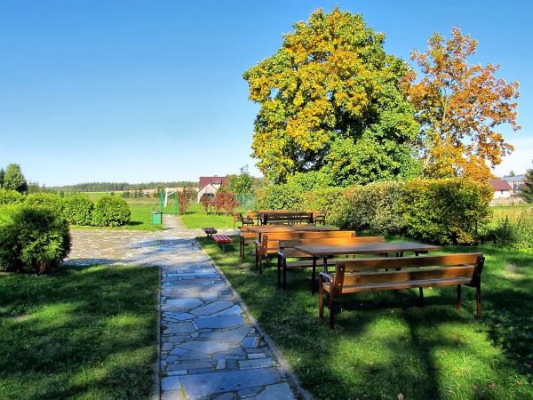 Stoliki i ławeczki na placu wiejskim w Iwicznie