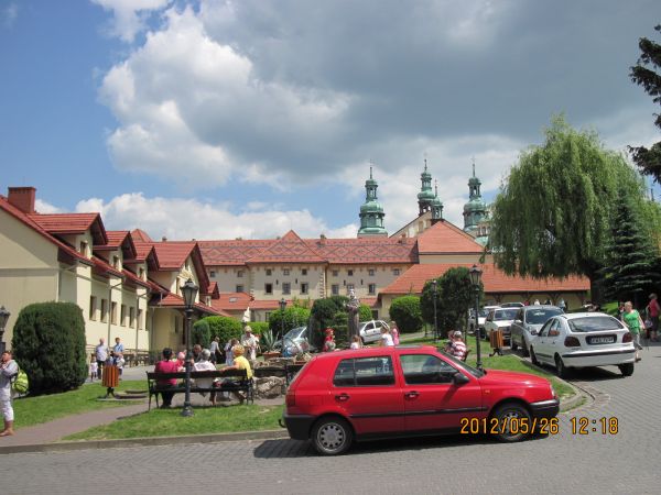 Plac wypoczynkowy w sanktuarium.