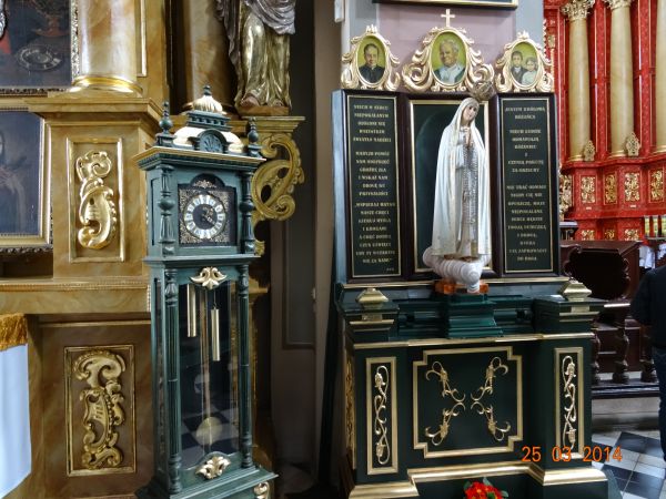 ołtarz świętych relikwii - a jest ich 118 ! - nie znamy "podobnego skarbca" !