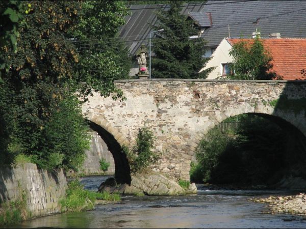 Gotycki most św. Jana z 1565 r.  z figurą św. Jana Nepomucena z 1709 r.