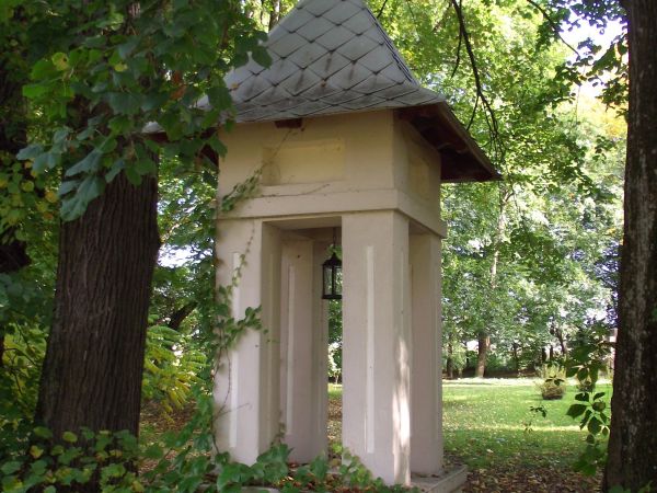 kapliczka dworska w parku, przy gościńcu / alei głównej - uposażenie / figurka / rzeźba - w specjalistycznej, renomowanej pracowni konserwatorskiej.