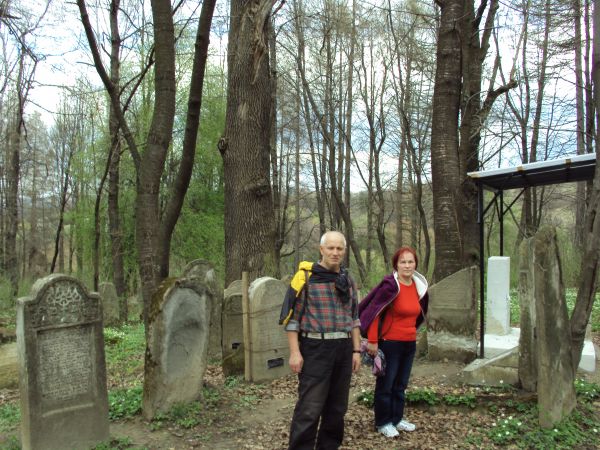 Płaskorzeźby symbolizują różne zajęcia ludzi, których życie upamiętniają oraz hebrajskie inskrypcje  /ryte w kamieniu napisy/, jednorożec symbolizuje człowieka