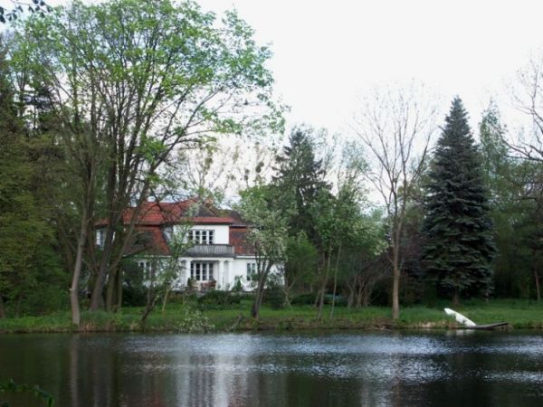 Dworek projektu Witolda Pokrowskiego wzniesiony ok. 1930 r. dla Mateusza Chełmońskiego. Obecnie własność jego wnuka, p. Piotra Stefańskiego.