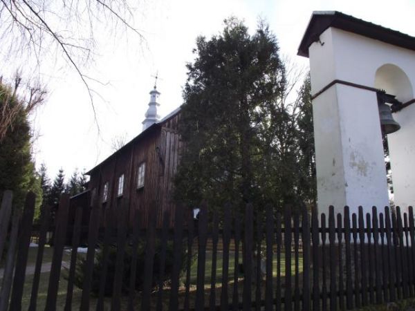 dzwonnica murowana i cerkiew drewniana - otoczone parkanem.