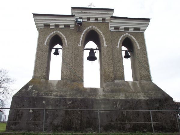 obiekt dzwonnicy - widok od strony świątyni, są informacje w przewodnikach, iż jeden z tych dzwonów jest z 1712 roku i z napisem ruskim - ale to nieprawda...