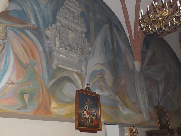 Wnętrze kościoła Św.Piotra i Pawła  współczesny fresk Drogi Krzyżowej