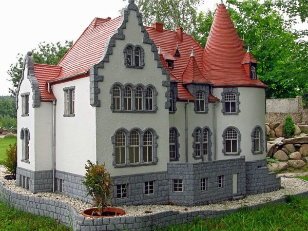 KOWARY - Park Miniatur Zabytków Dolnego Śląska - Dom Gerharta Hauptmanna, mająca już ponad stu letnią historie Willa „Polny Kamień”, wybudowana została w stylu