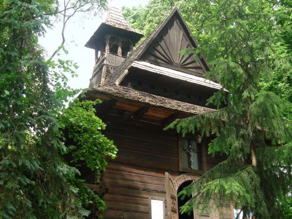 Kaplica pw. sw. Karola Boremeusza . Kaplice w stylu zakopianskim wystawila Ludwika Benni w 1917 r.