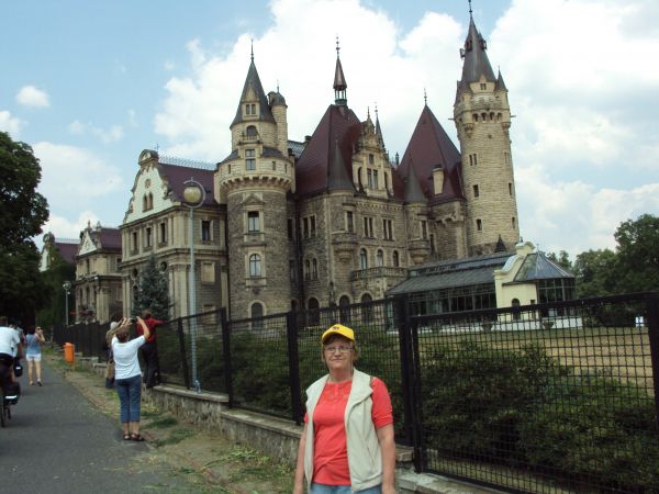 przed zamkiem - oj zaskoczył pięknem, flesze błyskają salwami, by serce nasycić i oko nacieszyć - polecamy, chociaż czar lekko przyćmiony zostanie... lekko !