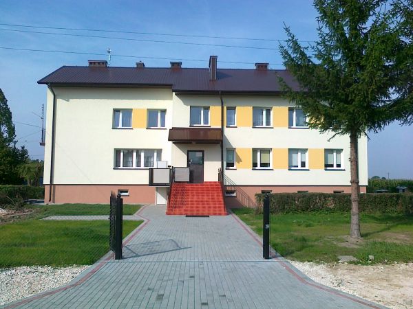 Ośrodek Zdrowia w Brzostkowie ma ponad 40 lat a tak prezentuje się w XXI wieku. W latach 60-tych XX w u początku działalności , w holu wisiały portrety premiera