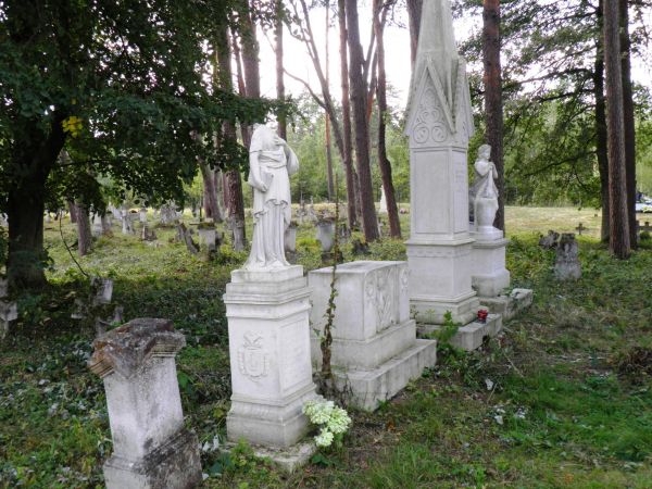 Zabytkowy cmentarz grecko-katolicki w Gorajcu . Na cmentarzu znajduje się kaplica grobowa  rodziny  Brunickich  , właścicieli okolicznych ziem.  Znajduje się na