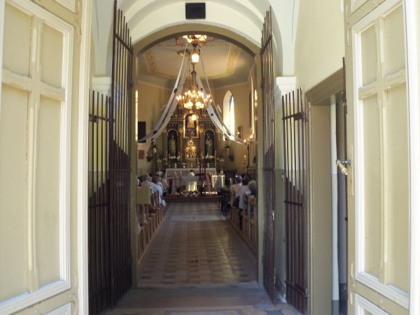 Ołtarz w kościele parafialnym