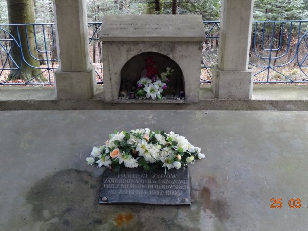 Mauzoleum pomordowanych Żydów.
