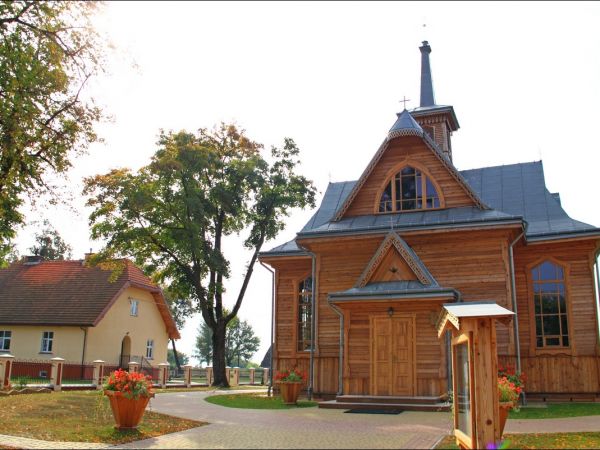 Drewniany kościół parafialny p.w. Matki Boskiej Śnieżnej , zbudowany w 1919 roku wg. projektu inż.arch. Kazimierza Osińskiego.