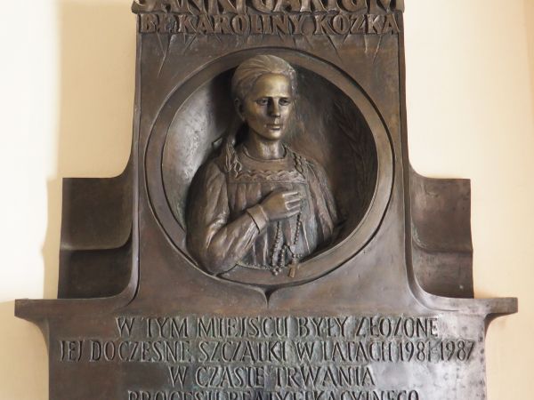 na wizerunku beatyfikacyjnym Karolina trzyma na piersi rękę z różańcem - to symbol i przesłanie - bo różaniec to bat na diabła,nieczystość i wszystkie pokusy, t