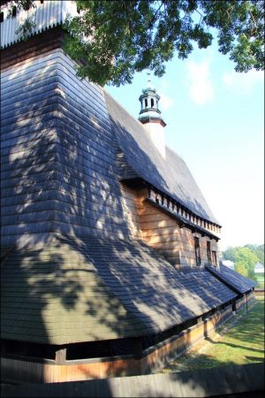 Kościół Wniebowzięcia NMP i św. Michała Archanioła . Na  liście światowego dziedzictwa UNESCO . Kościół w Haczowie jest największym gotyckim drewnianym kościołe