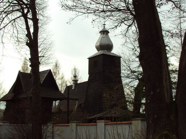 przed kościołem, w latach 1983-84 dobudowano wieżę, w latach 1960-68 był duży remont, kościółek został starannie odrestaurowany - kiedyś stanowił dworską kaplic