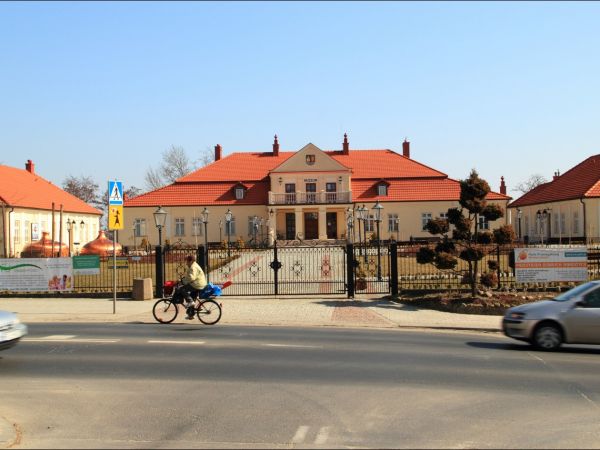 Dwór starościński wzniesiony przez starostę Krzysztofa Szydłowieckiego jako zespół rezydencjalno-obronny - obecnie muzeum